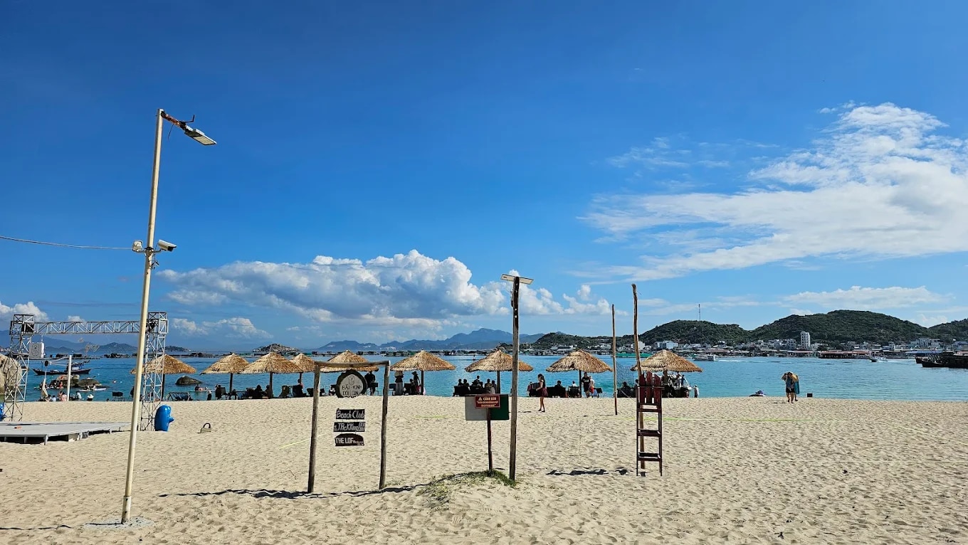Dịch vụ ghế tắm, phao bơi đều có đầy đủ ở bãi Kinh